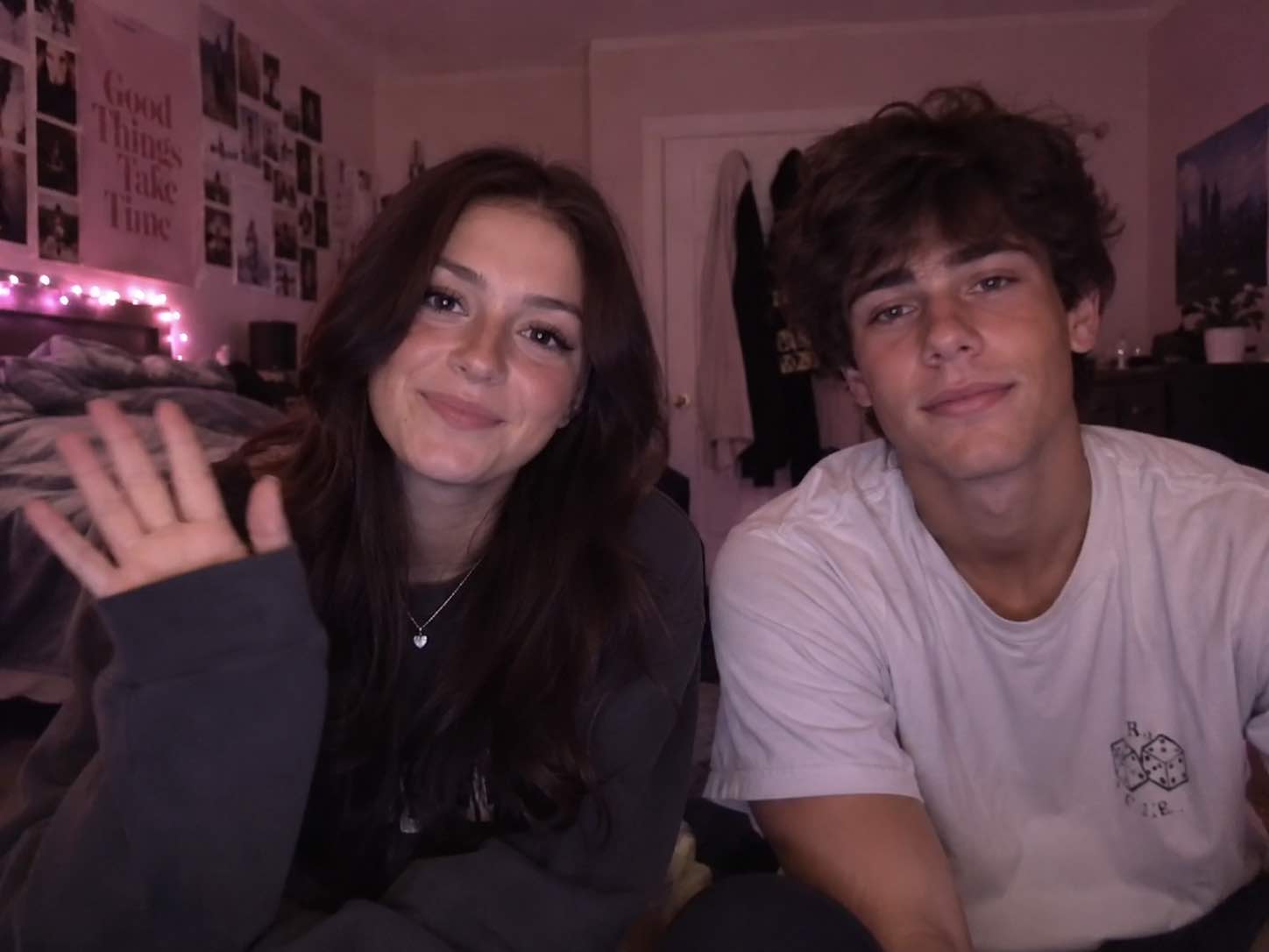 Deux personnes souriant à la caméra